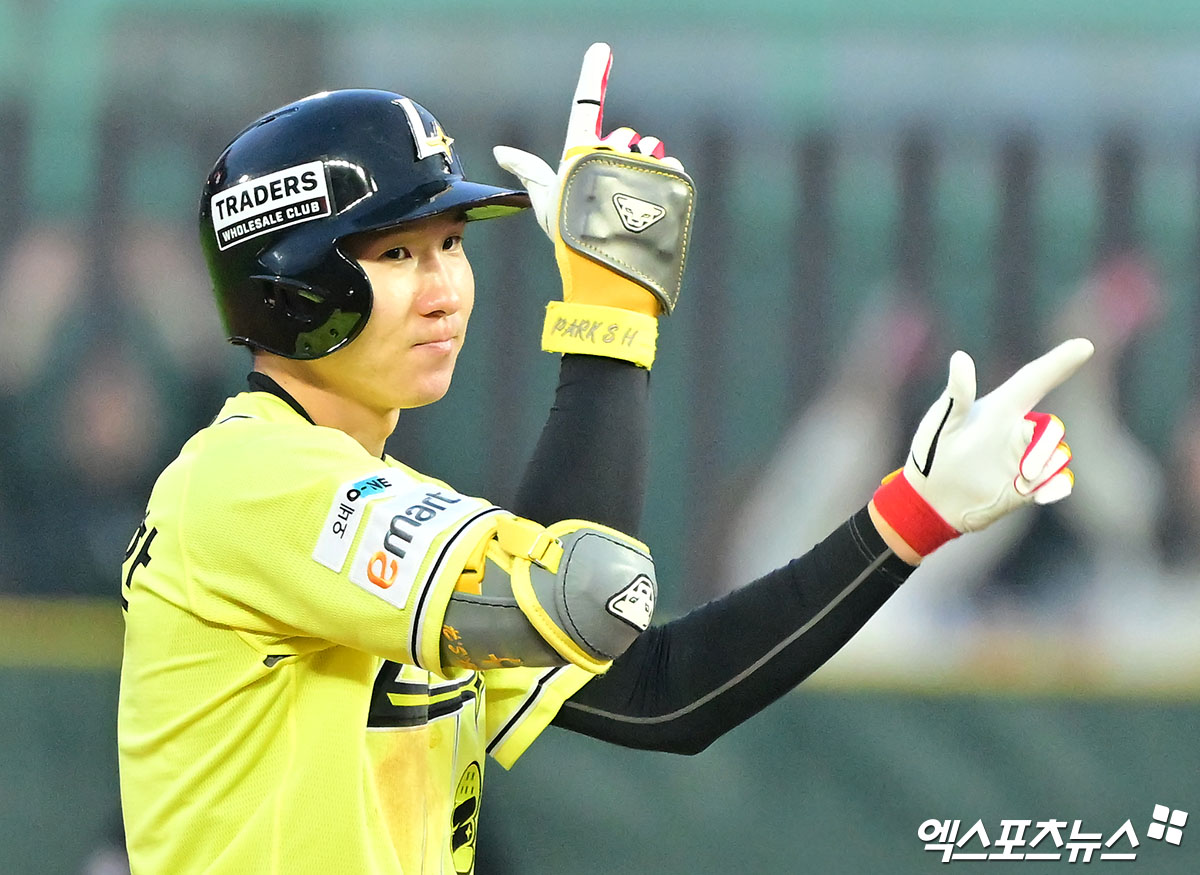 SSG 랜더스 내야수 박성한이 우측 허벅지 불편감으로 검진 결과 대퇴직근 미세 손상 소견을 받아 17일 후반기 일정 첫날 1군 엔트리에서 말소됐다. 엑스포츠뉴스 DB