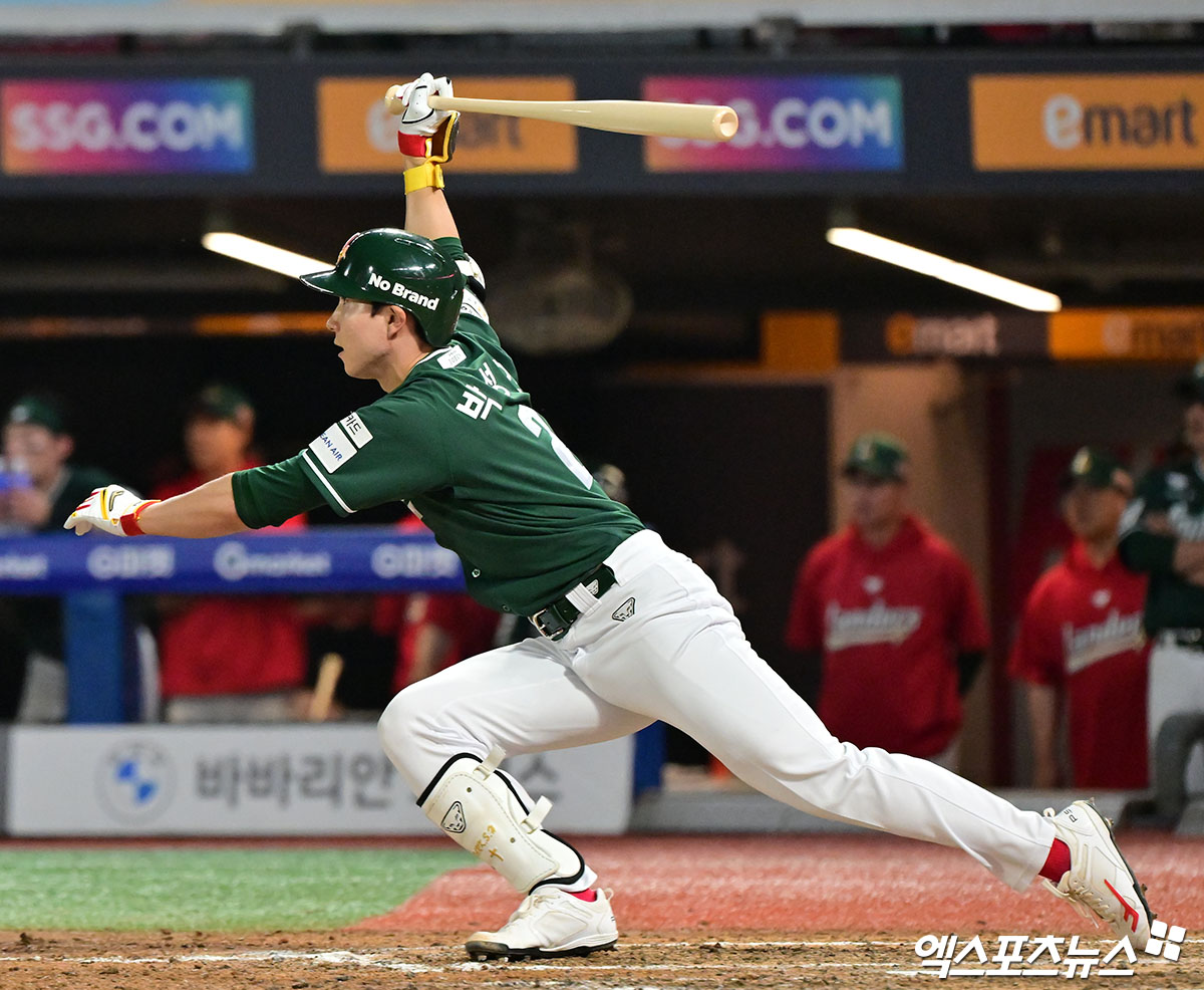 SSG 랜더스 내야수 박성한이 우측 허벅지 불편감으로 검진 결과 대퇴직근 미세 손상 소견을 받아 17일 후반기 일정 첫날 1군 엔트리에서 말소됐다. 엑스포츠뉴스 DB