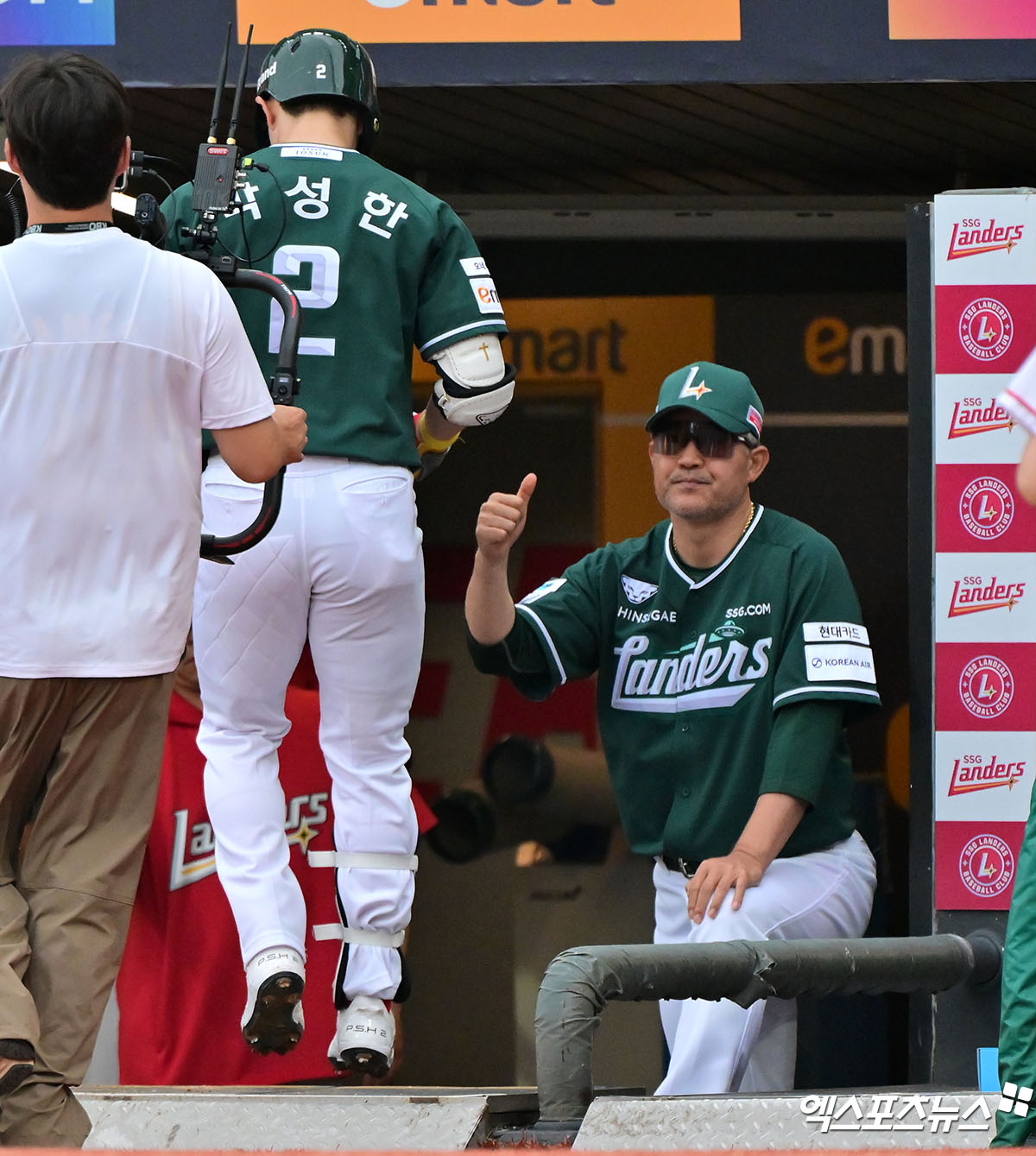 SSG 랜더스 내야수 박성한이 우측 허벅지 불편감으로 검진 결과 대퇴직근 미세 손상 소견을 받아 17일 후반기 일정 첫날 1군 엔트리에서 말소됐다. 엑스포츠뉴스 DB