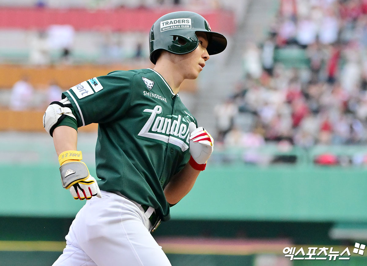 SSG 랜더스 내야수 박성한이 우측 허벅지 불편감으로 검진 결과 대퇴직근 미세 손상 소견을 받아 17일 후반기 일정 첫날 1군 엔트리에서 말소됐다. 엑스포츠뉴스 DB
