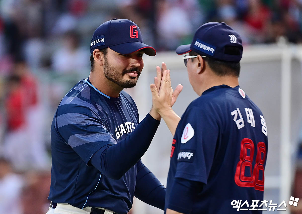 지난 6월 14일 오후 인천SSG랜더스필드에서 열린 '2025 신한 SOL Bank KBO리그' 롯데 자이언츠와 SSG 랜더스의 경기, 롯데가 선발투수 감보아의 6이닝 1실점 호투에 힘입어 4:1의 스코어로 승리했다. 경기 종료 후 롯데 감보아가 김태형 감독과 승리의 기쁨을 나누고 있다. 엑스포츠뉴스 DB