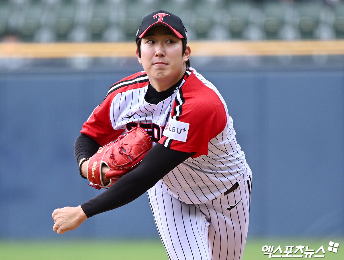 지난 4월 13일 오후 서울 송파구 잠실야구장에서 열린 '2025 신한 SOL Bank KBO리그' 두산 베어스와 LG 트윈스의 경기, 1회초 LG 선발투수 손주영이 공을 힘차게 던지고 있다. 엑스포츠뉴스 DB