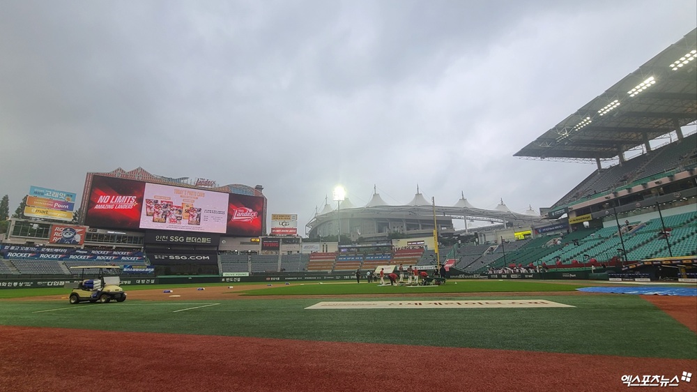 올해 정규시즌 경기를 앞두고 SSG 랜더스의 홈구장인 인천 SSG랜더스필드에 비가 내리고 있다. 엑스포츠뉴스 DB