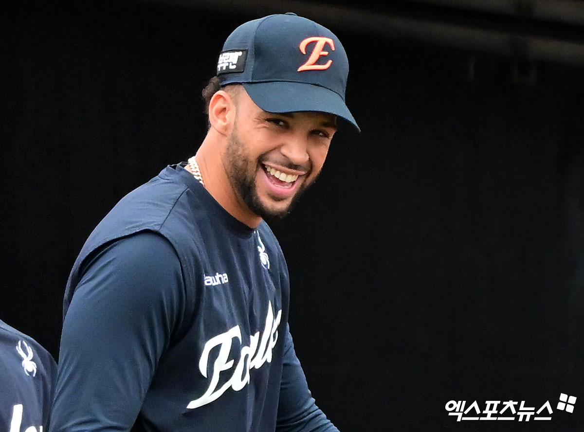 한화 이글스 외인 타자 루이스 리베라토가 17일 수원 KT위즈파크에서 KT 위즈와 경기를 앞두고 그라운드로 나와 미소 짓고 있다. 수원, 김한준 기자