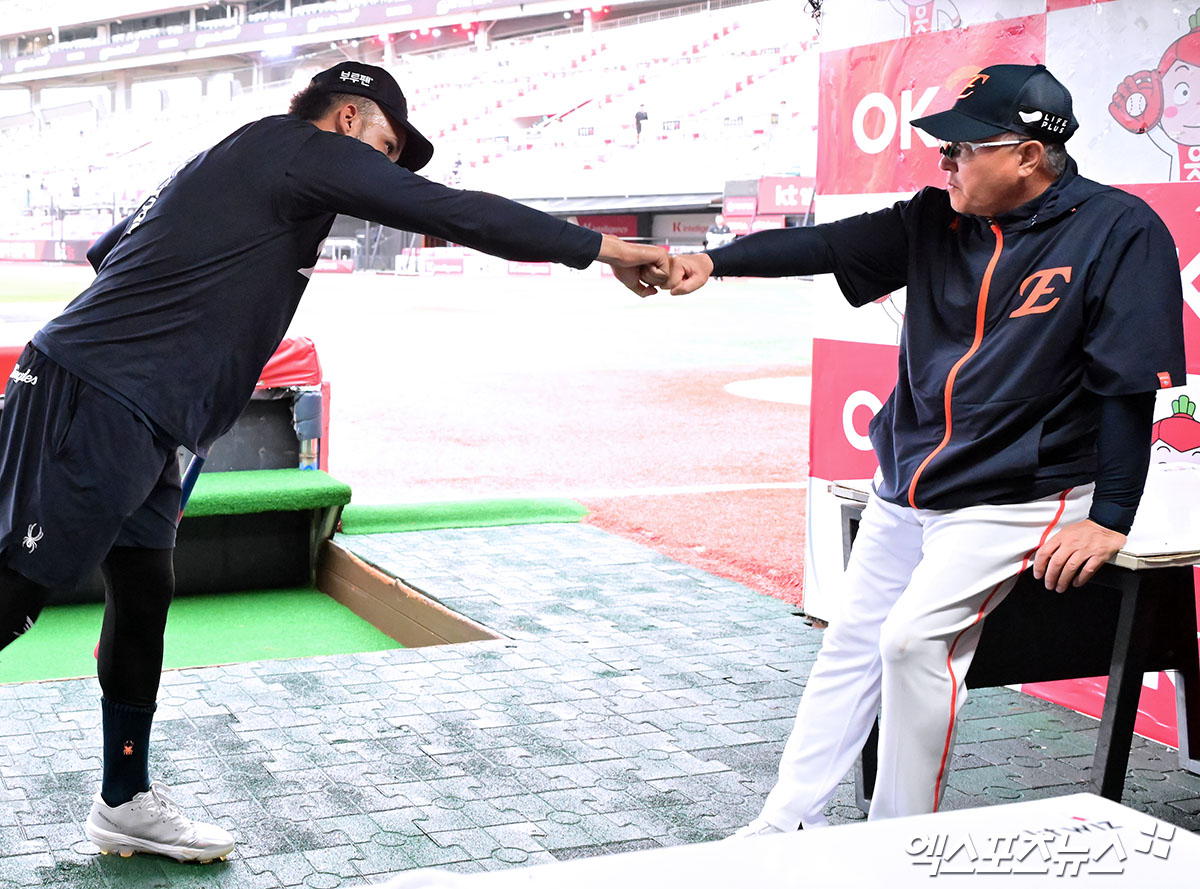 한화 이글스 외인 타자 루이스 리베라토가 17일 수원 KT위즈파크에서 KT 위즈와 경기를 앞두고 훈련한 뒤 김경문 감독과 하이파이브하고 있다. 수원, 김한준 기자