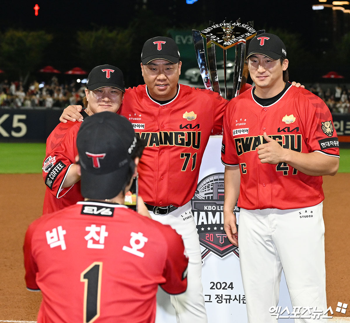 25일 오후 광주기아챔피언스필드에서 열린 '2024 신한 SOL Bank KBO리그' 롯데 자이언츠와 KIA 타이거즈의 경기, 경기종료 후 홈 최종전 감사 인사 및 한국시리즈 출정식이 진행됐다.  출정식에 참석한 KIA 김선빈 이범호 감독 나성범이 기념촬영을 갖고 있다. 엑스포츠뉴스 DB