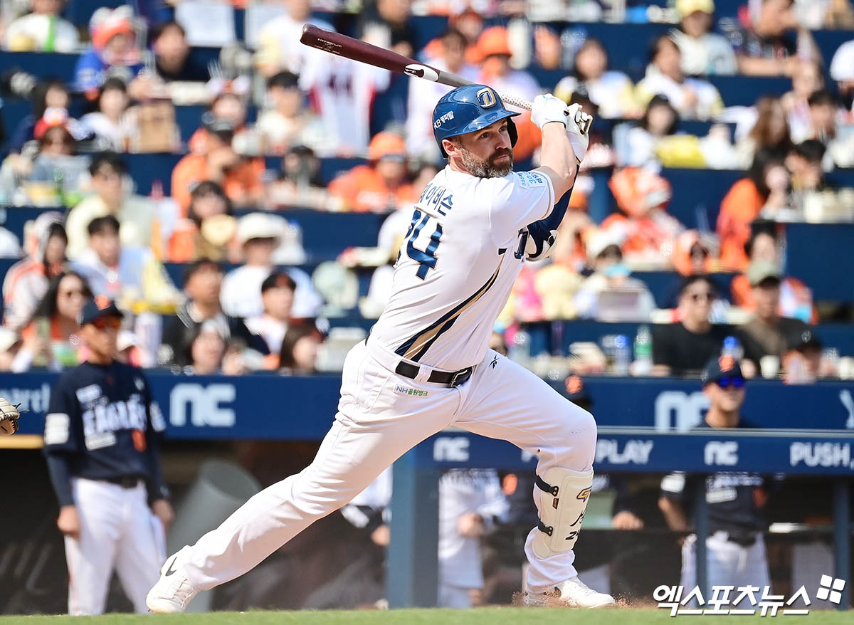 31일 오후 경상남도 창원NC파크에서 열린 '2025 신한 SOL Bank KBO리그' 한화 이글스와 NC 다이노스의 경기, 5회말 무사 1,3루 NC 데이비슨이 3루주자를 홈으로 불러들이는 1타점 희생 플라이를 때려내고 있다. 엑스포츠뉴스 DB