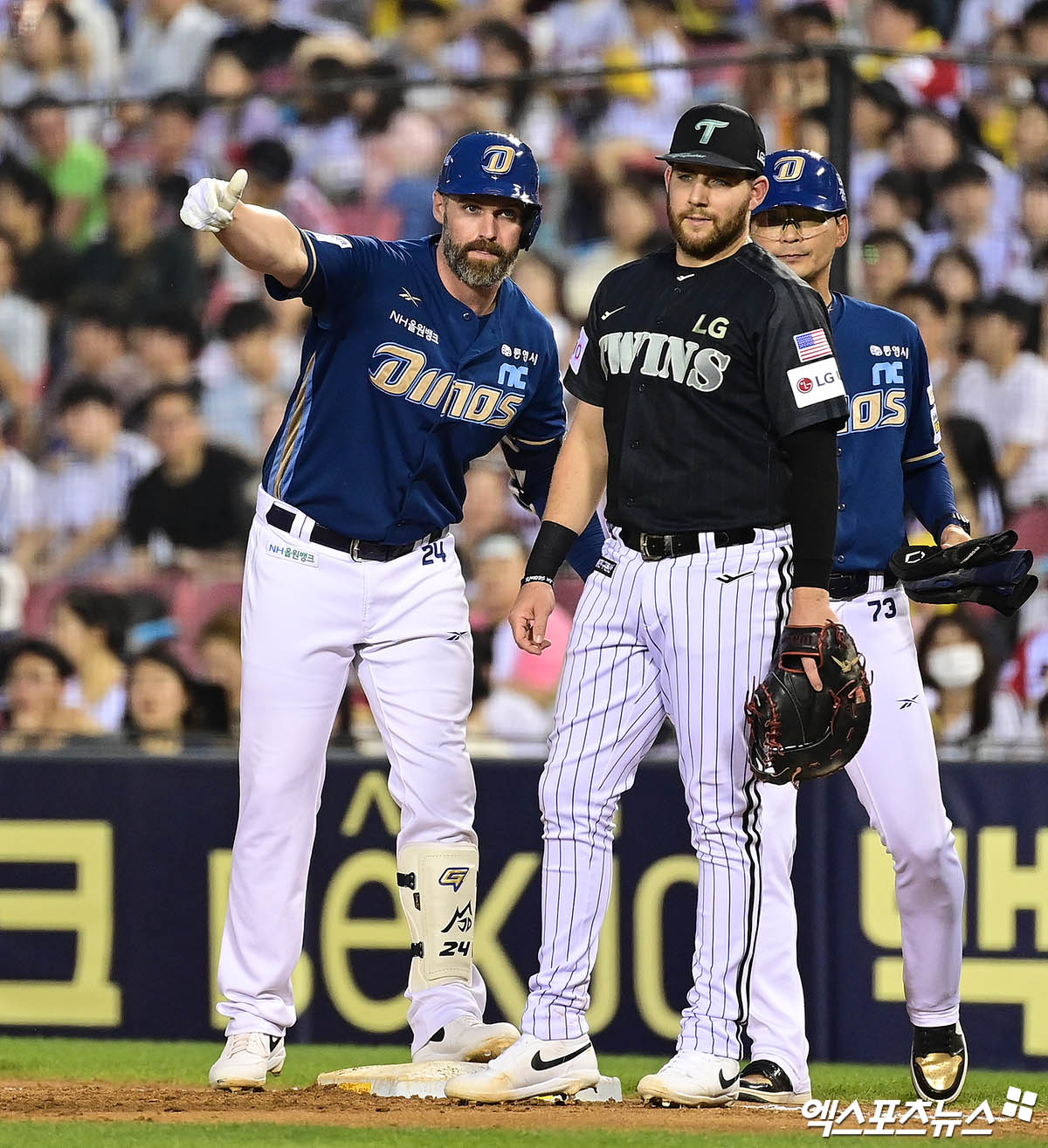 18일 오후 서울 송파구 잠실야구장에서 열린 '신한 SOL Bank KBO리그' NC 다이노스와 LG 트윈스의 경기, 4회초 2사 1루 NC 데이비슨이 안타를 때려낸 뒤 세리머니를 하고 있다. 엑스포츠뉴스 DB
