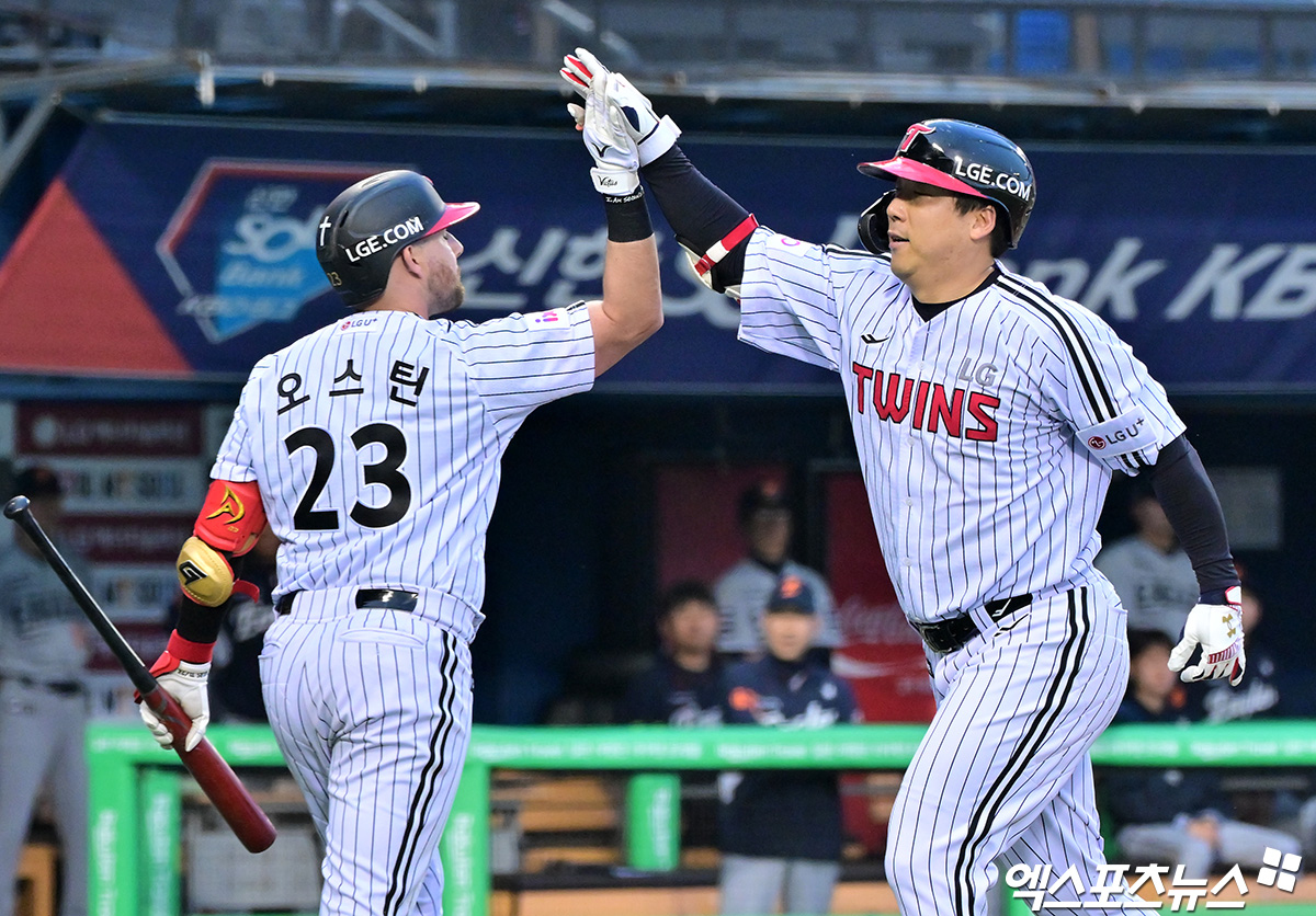 지난 5월 28일 오후 서울 송파구 잠실야구장에서 열린 '2025 신한 SOL Bank KBO리그' 한화 이글스와 LG 트윈스의 경기, 4회말 1사 LG 김현수가 솔로 홈런을 날린 후 오스틴과 하이파이브를 하고 있다. 엑스포츠뉴스 DB