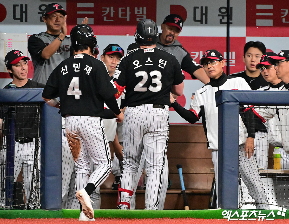 지난 6월 8일 오후 서울 구로구 고척스카이돔에서 열린 '2025 신한 SOL Bank KBO리그' LG 트윈스와 키움 히어로즈의 경기, 1회초 1사 3루 LG 오스틴이 3루 주자를 불러들이는 타격을 한 후 염경엽 감독과 하이파이브를 하고 있다. 엑스포츠뉴스 DB