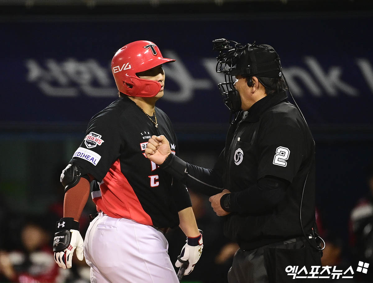 4일 오후 서울 송파구 잠실야구장에서 열린 '2025 신한 SOL Bank KBO리그' KIA 타이거즈와 LG 트윈스의 경기, 3회초 무사 KIA 선두타자 나성범이 헛스윙 삼진 아웃으로 물러나며 아쉬워하고 있다. 엑스포츠뉴스 DB
