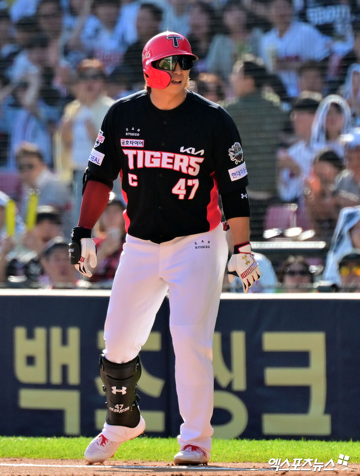 20일 오후 서울 송파구 잠실야구장에서 열린 '2025 신한 SOL Bank KBO리그' KIA 타이거즈와 두산 베어스의 경기, 7회초 1사 2,3루 KIA 나성범이 내야땅볼때 박찬호가 득점에 성공하자 지켜보고 있다. 엑스포츠뉴스 DB