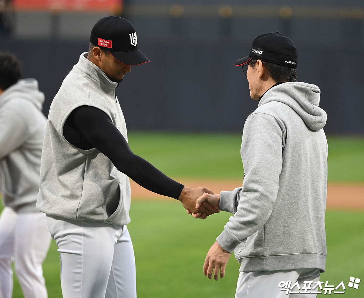KT 위즈 선발투수 윌리엄 쿠에바스와 이강철 감독이 2023년 포스트시즌 경기에서 승리한 뒤 악수하고 있다. 엑스포츠뉴스 DB