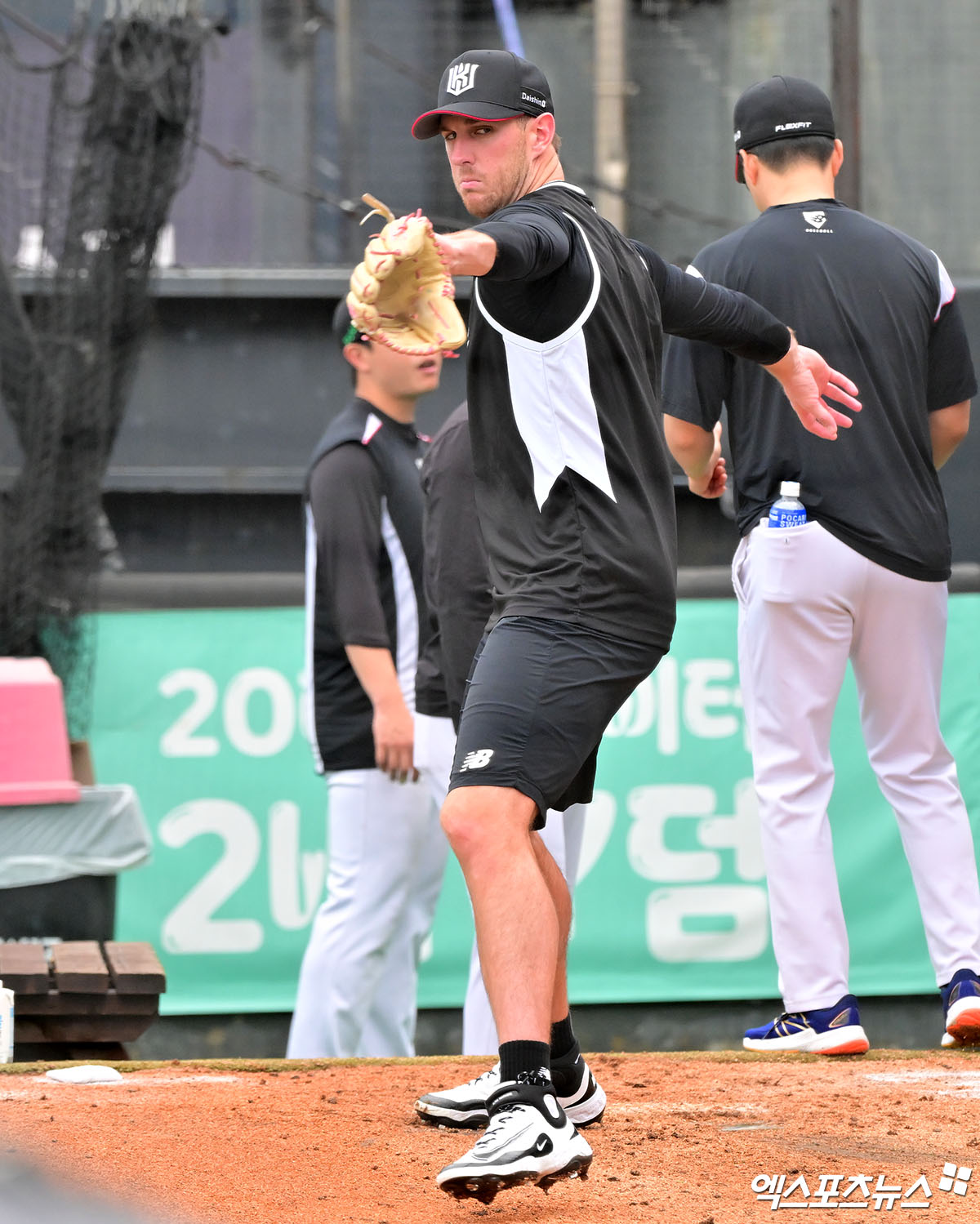 KT 위즈 새 외국인 투수 패트릭 머피가 17일 수원 KT위즈파크에서 훈련에 임하고 있다. 수원, 김한준 기자