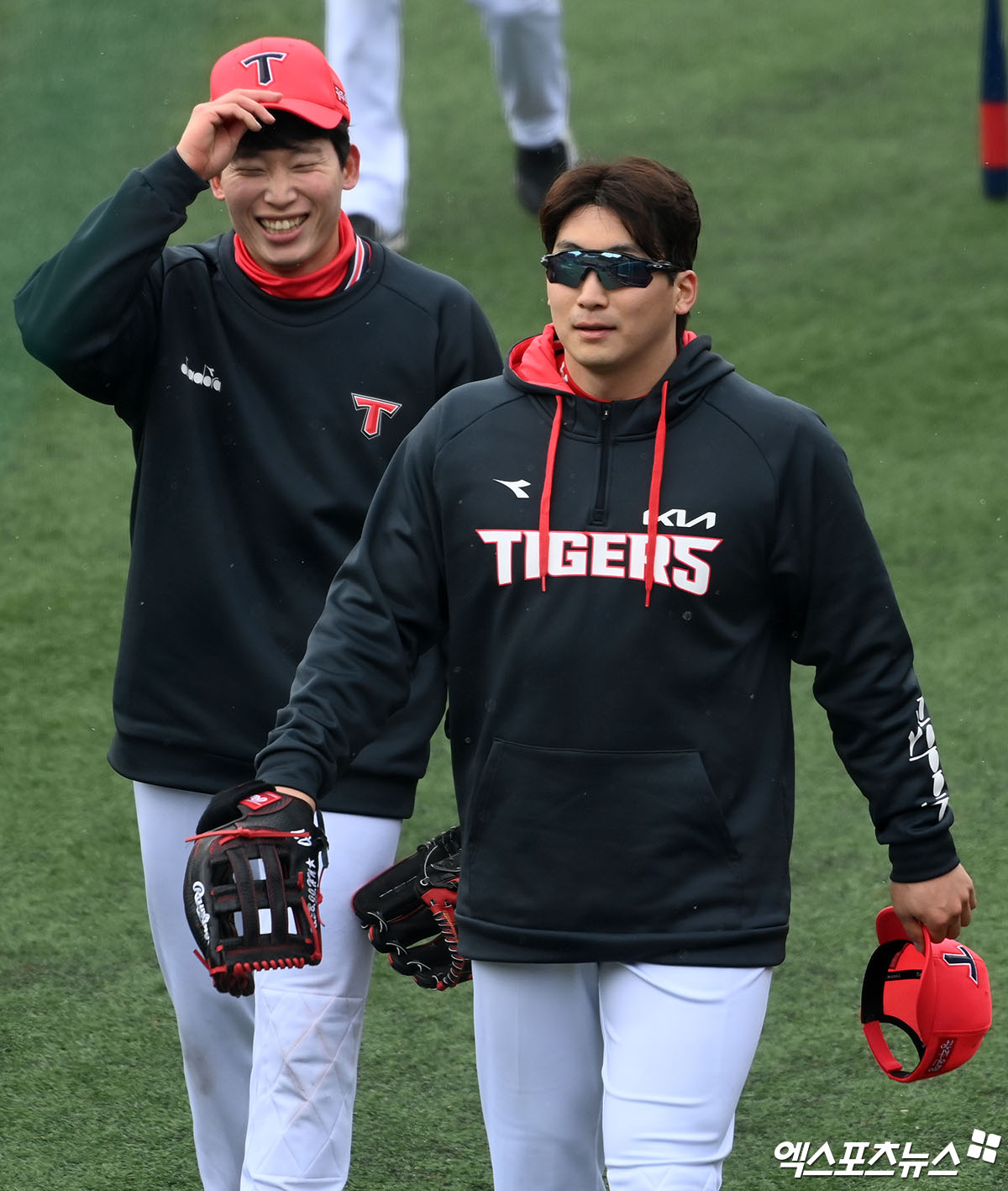KIA 타이거즈의 스프링캠프가 1일 전라남도 함평 KIA챌린저스필드에서 진행됐다. KIA 김호령과 나성범이 더그아웃으로 이동하고 있다. 엑스포츠뉴스 DB