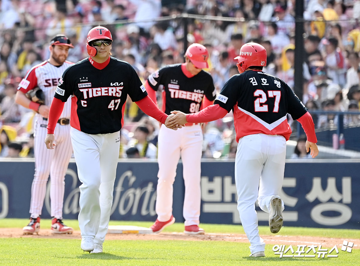 28일 오후 서울 송파구 잠실야구장에서 열린 '2024 신한 SOL Bank KBO리그' KIA 타이거즈와 LG 트윈스의 경기, 7회초 무사 1루 KIA 나성범이 볼넷으로 출루한 뒤 김호령과 교체되고 있다. 엑스포츠뉴스 DB