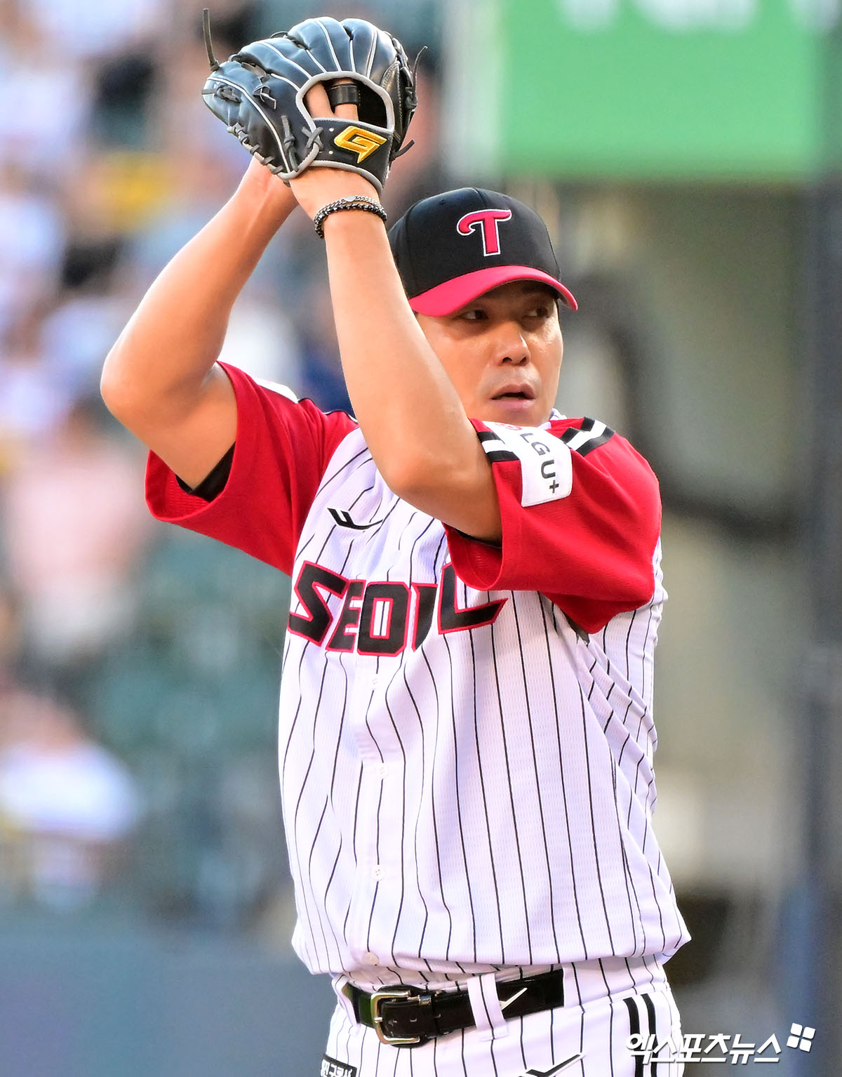 지난 6월 29일 오후 서울 송파구 잠실야구장에서 열린 '2025 신한 SOL Bank KBO리그' KIA 타이거즈와 LG 트윈스의 경기, 6회초 1사 3루 LG 김진성이 공을 힘차게 던지고 있다. 엑스포츠뉴스 DB