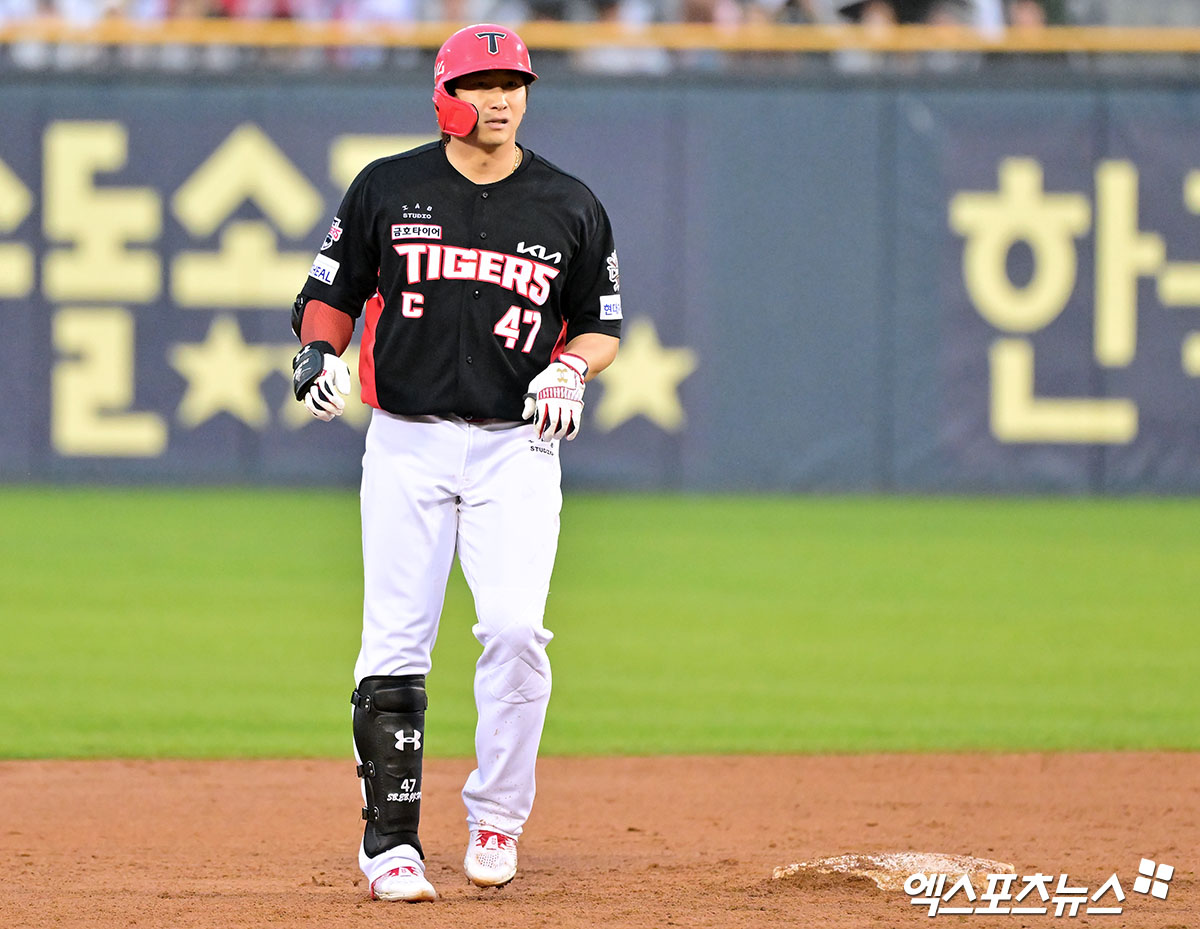 19일 오후 서울 송파구 잠실야구장에서 열린 '2025 신한 SOL Bank KBO리그' KIA 타이거즈와 두산 베어스의 경기, 9회초 1사 1루 KIA 나성범이 2루타를 날린 후 타임을 요청하고 있다. 엑스포츠뉴스 DB