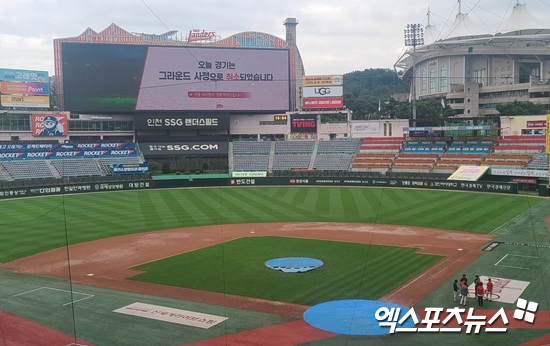 18일 인천 문학SSG랜더스필드에서 열릴 예정이었던 SSG 랜더스와 두산 베어스와의 맞대결이 그라운드 사정으로 연이틀 취소됐다. 인천, 김근한 기자