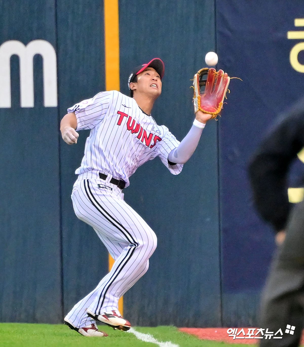 지난 3일 1군 엔트리에서 말소된 LG 트윈스 외야수 송찬의가 2025시즌 페넌트레이스 후반기를 1군이 아닌 2군에서 맞이했다. 사진 엑스포츠뉴스 DB