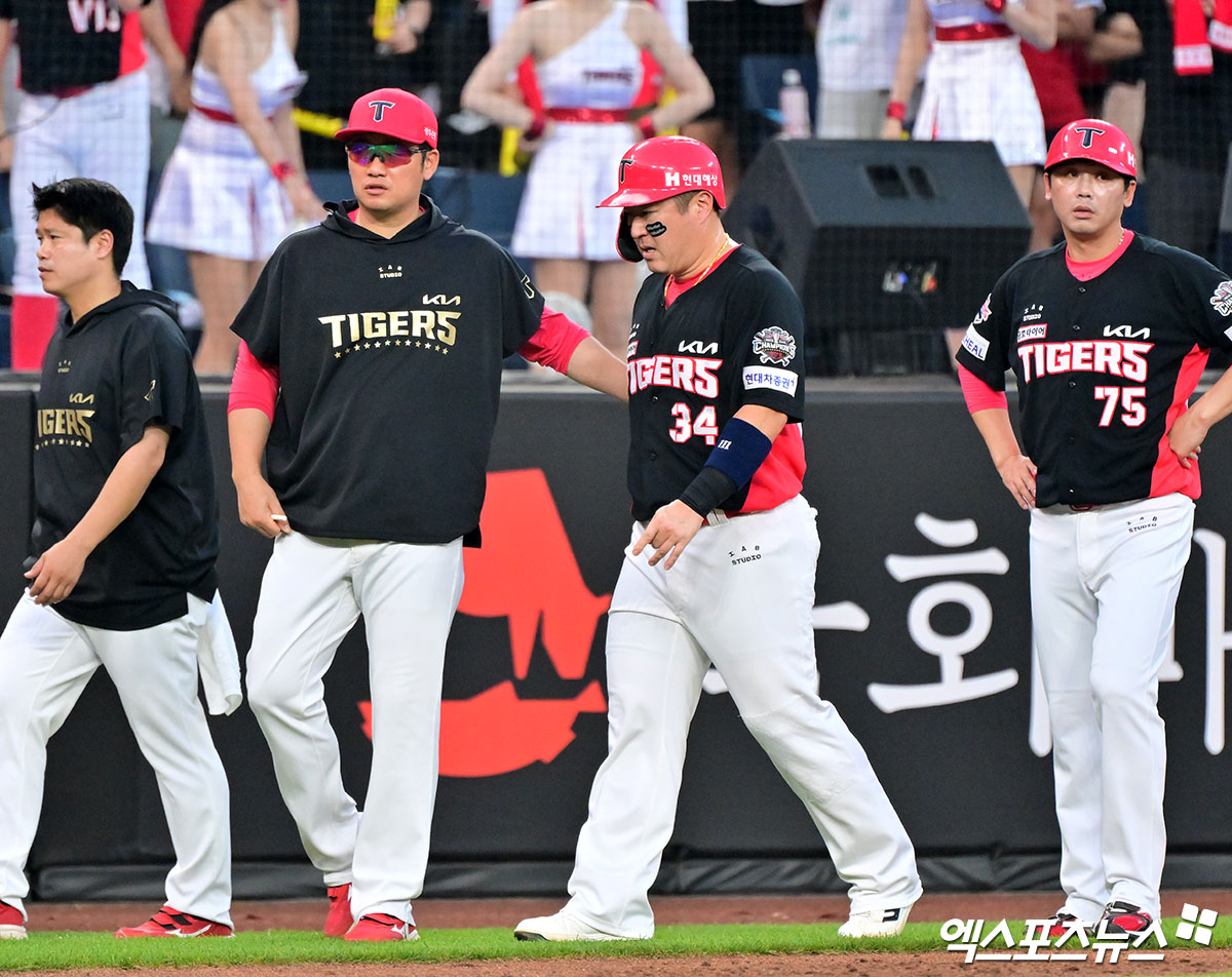 8일 오후 대전 한화생명 볼파크에서 열린 '2025 신한 SOL Bank KBO리그' KIA 타이거즈와 한화 이글스의 경기, 3회초 1사 2,3루 KIA 최형우가 부상으로 인해 교체되고 있다. 엑스포츠뉴스 DB