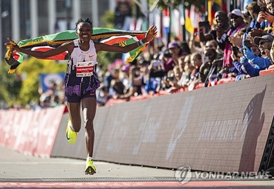 여자 마라톤 사상 처음으로 2시간10분 마의 벽을 깬 케냐 루스체픈게티가 금지약물 양성 반응으로 공식 징계를 받기 시작했다. 연합뉴스