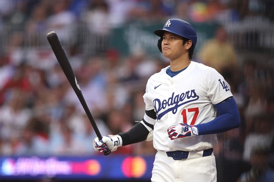 LA 다저스 이도류 슈퍼 스타 오타니 쇼헤이가 어린이들을 위해 반려견 데코이를 주제로 한 동화책을 발간할 예정이다. 연합뉴스