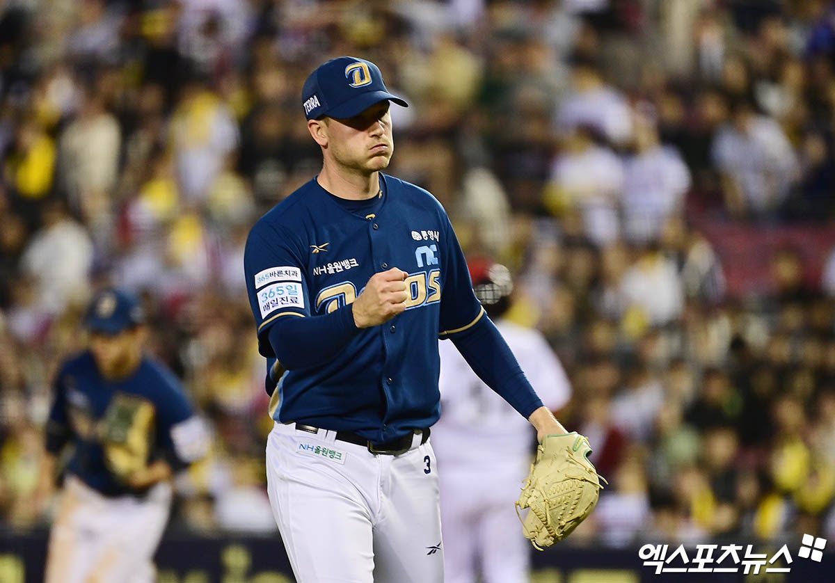 24일 오후 서울 송파구 잠실야구장에서 열린 '2025 신한 SOL Bank KBO리그' NC 다이노스와 LG 트윈스의 경기, 3회말 2사 1,2루 NC 선발투수 라일리가 LG 홍창기를 3루수 땅볼 아웃으로 돌려세우며 이닝을 종료시킨 뒤 기뻐하고 있다. 엑스포츠뉴스 DB