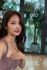 Nam Ji-hyun Says “I Feel Like I Need to Cover Up More” — Flaunts Confident Glamorous Look