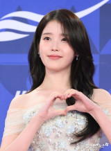 아이유, '폭싹'으로 여우주연상…"세상 모든 애순·금명에게 감사" [청룡시리즈어워즈]