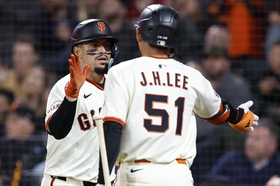 7월 10경기 타율 0.324로 기분 좋게 전반기를 마무리한 샌프란시스코 자이언츠 이정후는 9일(한국시간) 캐나다 온타리오주 토론토 로저스 센터에서 열리는 2025 메이저리그(MLB) 토론토 블루제이스와 원정경기에 6번타자 겸 중견수로 선발 출전한다. 연합뉴스