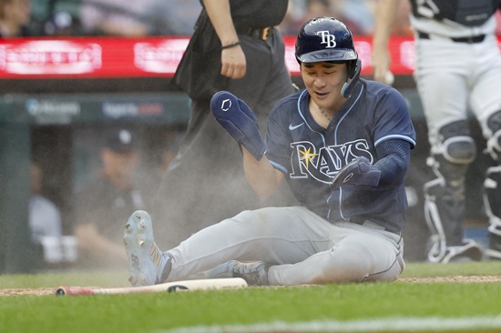 전반기 마지막 경기서 자신의 파울 타구에 맞고 교체 아웃됐던 탬파베이 레이스 김하성이 후반기 첫 경기 무사히 선발 라인업에 복귀했다. 그는 19일(한국시간) 오전 8시35분 미국 플로리다주 탬파의 조지 M. 스타인브레너 필드에서 열리는 2025 미국 메이저리그(MLB) 볼티모어 오리올스와 홈경기에 8번타자 겸 유격수로 선발 출전한다. 연합뉴스