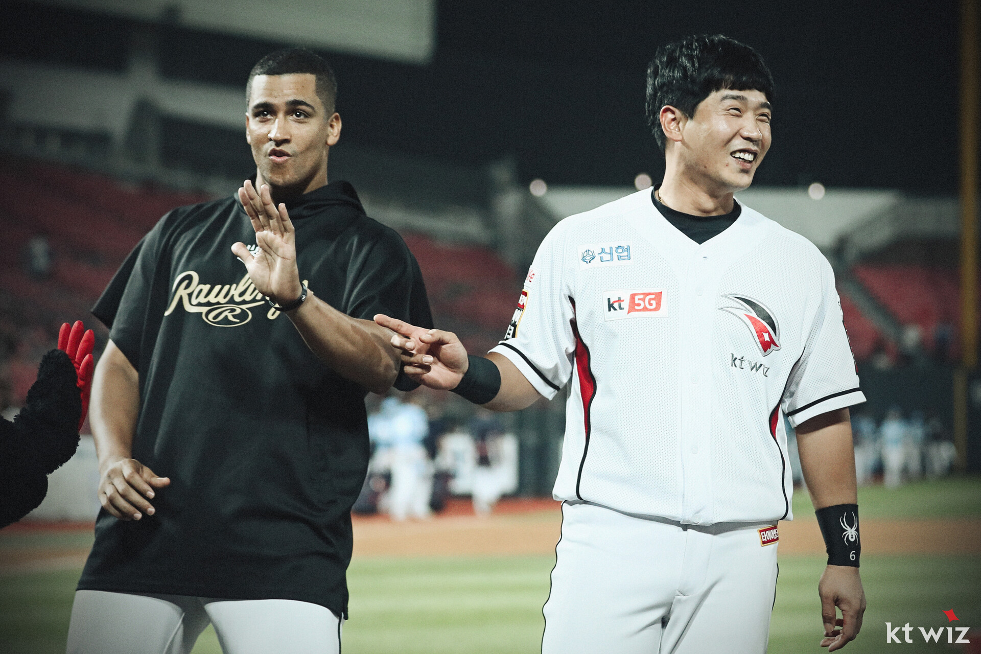 왼쪽부터 KT 위즈 윌리엄 쿠에바스, 박경수 현 KT 코치. 2019년 함께 수훈 선수 인터뷰에 임하고 있다. KT 위즈