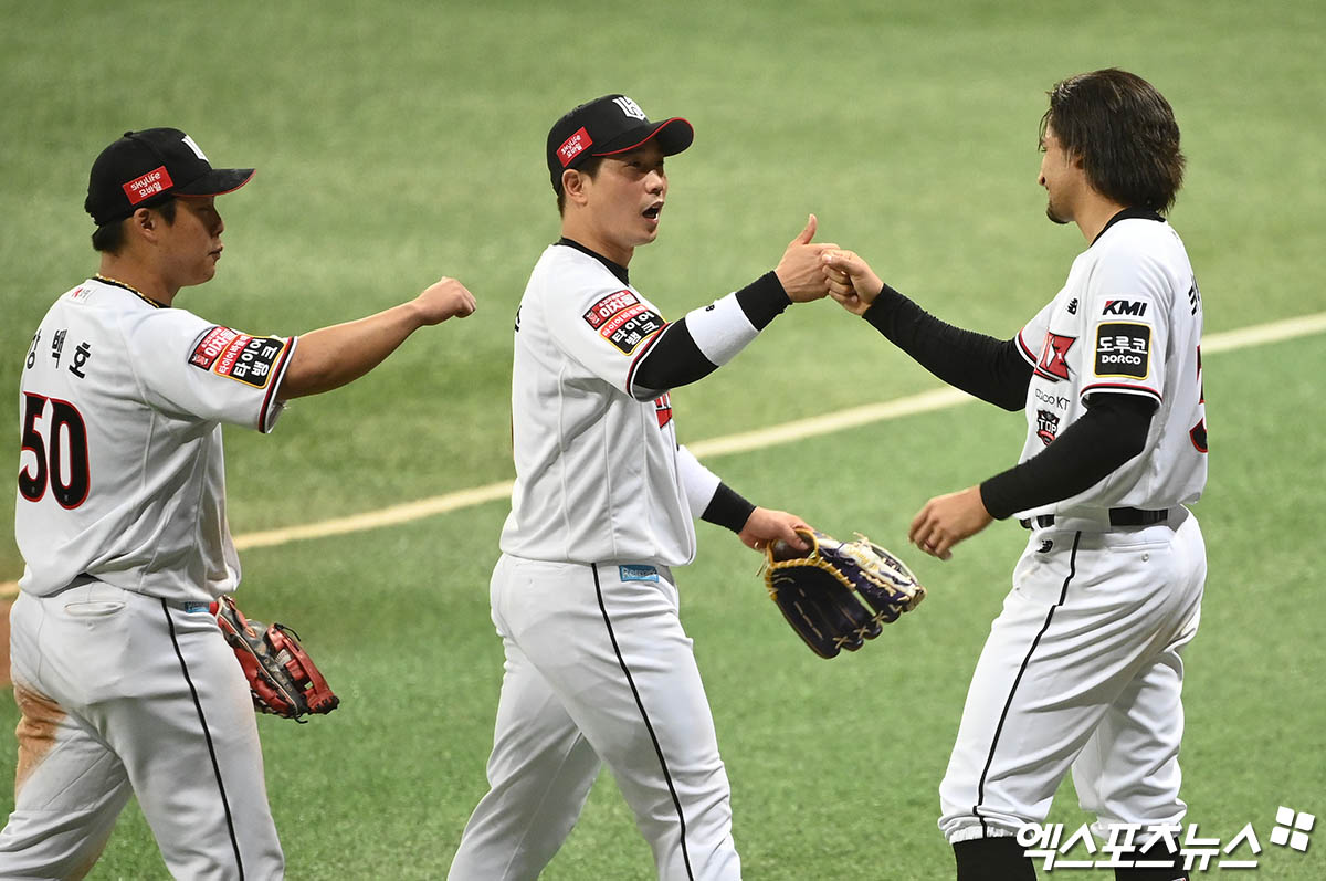 왼쪽부터 KT 위즈 강백호, 박경수 현 KT 코치, 윌리엄 쿠에바스. 2021년 한국시리즈 경기에서 하이파이브하고 있다. 엑스포츠뉴스 DB