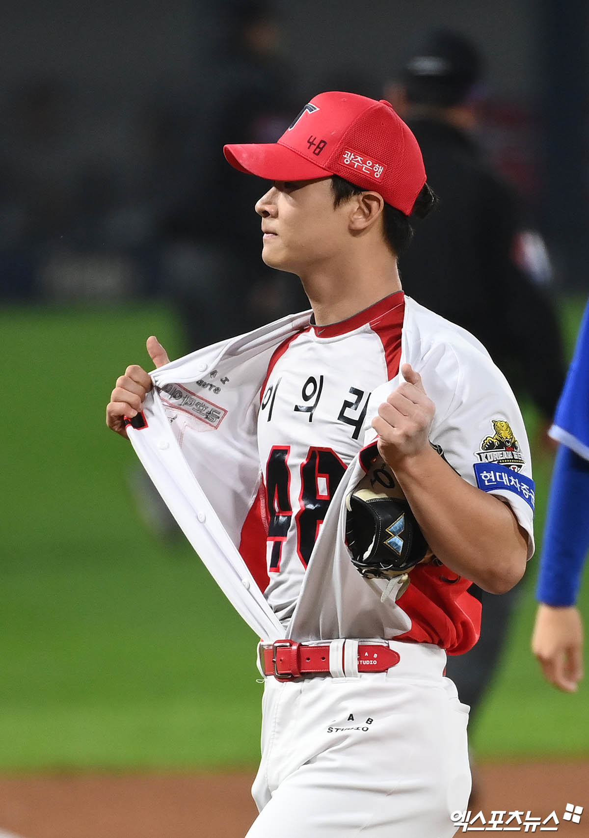 28일 오후 광주기아챔피언스필드에서 열린 '2024 신한 SOL Bank KBO 한국시리즈' 삼성 라이온즈와 KIA 타이거즈의 5차전 경기, 6회초 2사 1루 KIA 곽도규가 삼성 이재현을 내야 땅볼로 돌려세우며 이닝을 종료시킨 뒤 더그아웃으로 향하며 이의리 세리머니를 하고 있다. 엑스포츠뉴스 DB