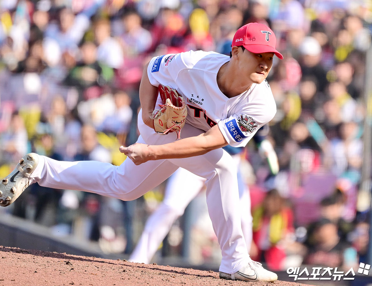 22일 오후 광주기아챔피언스필드에서 열린 '2025 신한 SOL Bank KBO리그' NC 다이노스와 KIA 타이거즈의 개막전 경기, 6회초 KIA 곽도규가 공을 힘차게 던지고 있다. 엑스포츠뉴스 DB