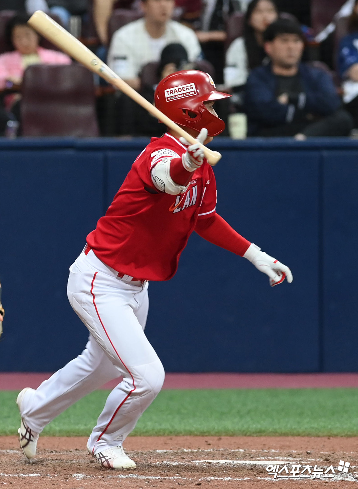 5일 오후 서울 구로구 고척스카이돔에서 열린 ’2023 신한은행 SOL KBO리그’ SSG 랜더스와 키움 히어로즈의 경기, SSG가 키움을 상대로 3:1 승리를 거뒀다.  9회초 1사 만루 SSG 최상민이 안타를 날리고 있다. 엑스포츠뉴스 DB