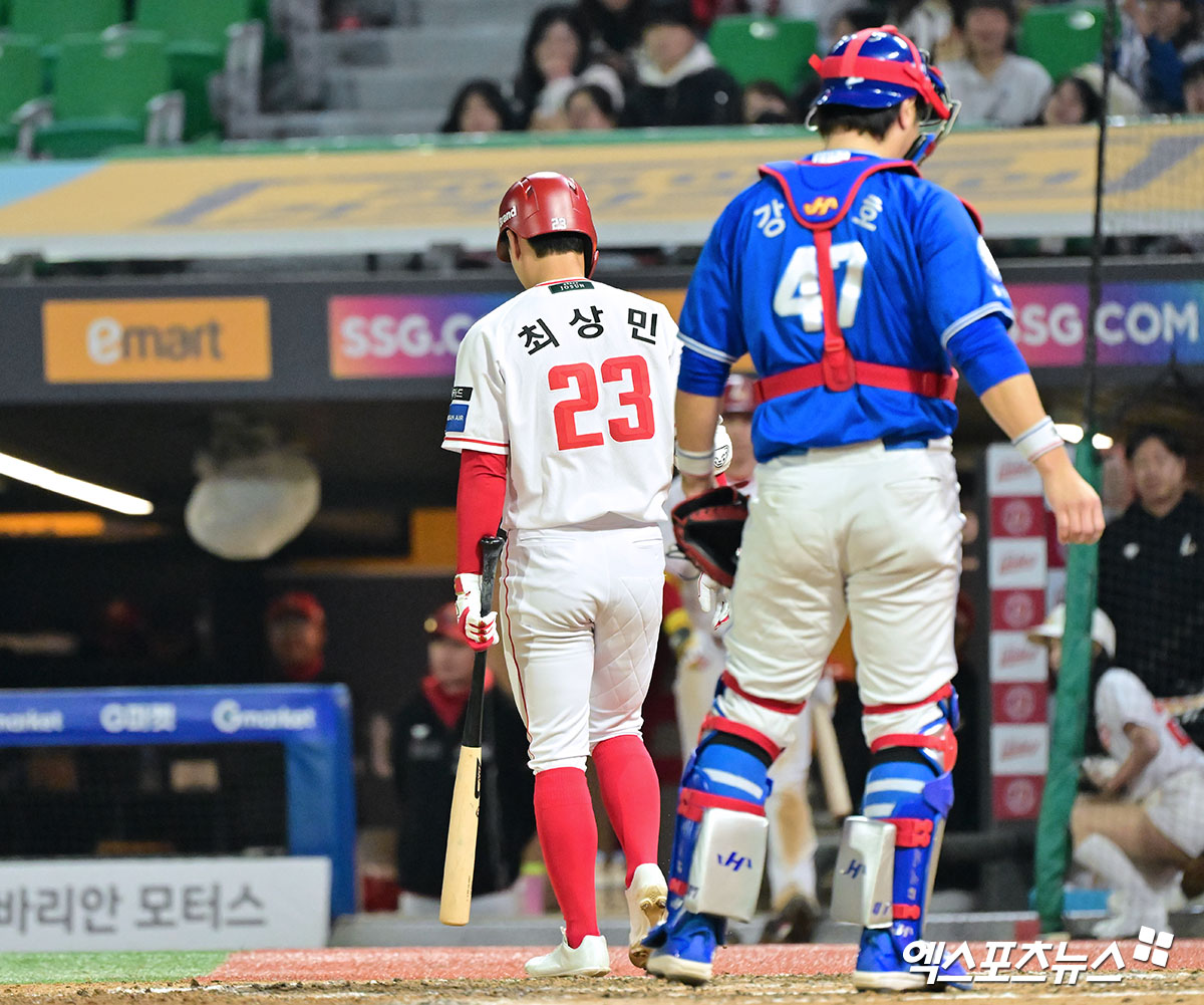 29일 오후 인천SSG랜더스필드에서 열린 '2025 신한 SOL Bank KBO리그' 삼성 라이온즈와 SSG 랜더스의 경기, 8회말 무사 1,2루 SSG 최상민이 루킹 삼진을 당한 후 더그아웃으로 향하고 있다. 엑스포츠뉴스 DB