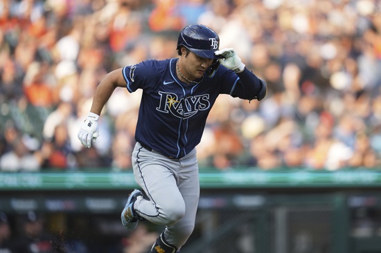 탬파베이 레이스 김하성이 19일(한국시간) 미국 플로리다주 탬파의 조지 M. 스타인브레너 필드에서 열린 2025 미국 메이저리그(MLB) 볼티모어 오리올스와 홈경기에 8번타자 겸 유격수로 선발 출전해 3타수 무안타 1볼넷을 기록했다. 이날 침묵으로 김하성의 시즌 타율은 0.227에서 0.200(25타수 5안타)로 소폭 하락했다. 연합뉴스