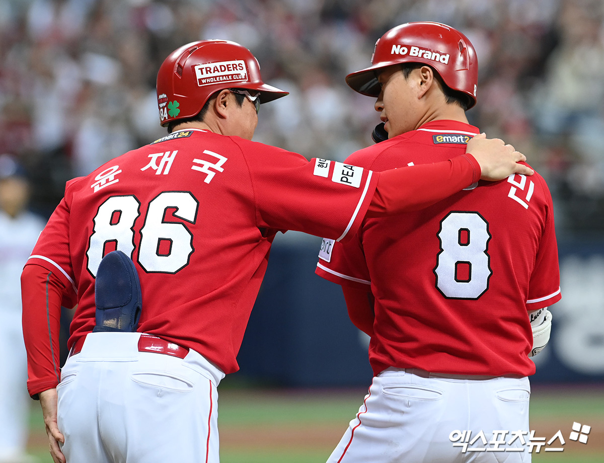 5일 오후 서울 구로구 고척스카이돔에서 열린 ’2023 신한은행 SOL KBO리그’ SSG 랜더스와 키움 히어로즈의 경기, SSG가 키움을 상대로 3:1 승리를 거뒀다.  9회초 1사 만루 SSG 최상민이 안타를 날린 뒤 윤재국 코치와 대화를 나누고 있다. 엑스포츠뉴스 DB