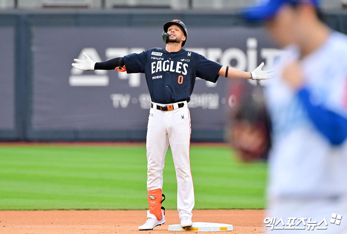 '한화의 러브레터' 루이스 리베라토가 지난 5주간 활약을 인정받아 정식 계약을 체결한다. 한화 구단은 대체 외국인 선수로 입단한 리베라토와 정식 계약을 체결했다고 19일 공식 발표했다. 잔여시즌 계약 규모는 총액 20만 5000달러(2억8567만원)다. 오른쪽 새끼손가락 견열골절로 외국인 재활선수 명단에 오른 에스테반 플로리얼은 웨이버 공시 된다. 엑스포츠뉴스DB