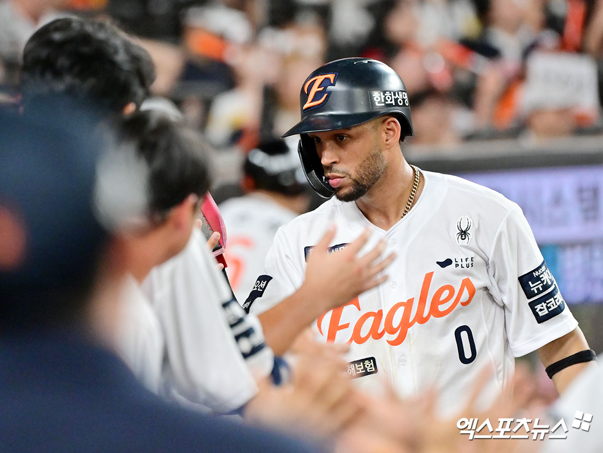 '한화의 러브레터' 루이스 리베라토가 지난 5주간 활약을 인정받아 정식 계약을 체결한다. 한화 구단은 대체 외국인 선수로 입단한 리베라토와 정식 계약을 체결했다고 19일 공식 발표했다. 잔여시즌 계약 규모는 총액 20만 5000달러(2억8567만원)다. 오른쪽 새끼손가락 견열골절로 외국인 재활선수 명단에 오른 에스테반 플로리얼은 웨이버 공시 된다. 엑스포츠뉴스DB