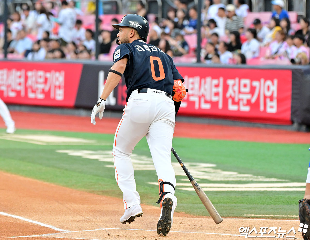 18일 오후 수원KT위즈파크에서 열린 '2025 신한 SOL Bank KBO리그' 한화 이글스와 KT 위즈의 경기, 1회초 1사 한화 리베라토가 2루타를 날리고 있다. 엑스포츠뉴스DB