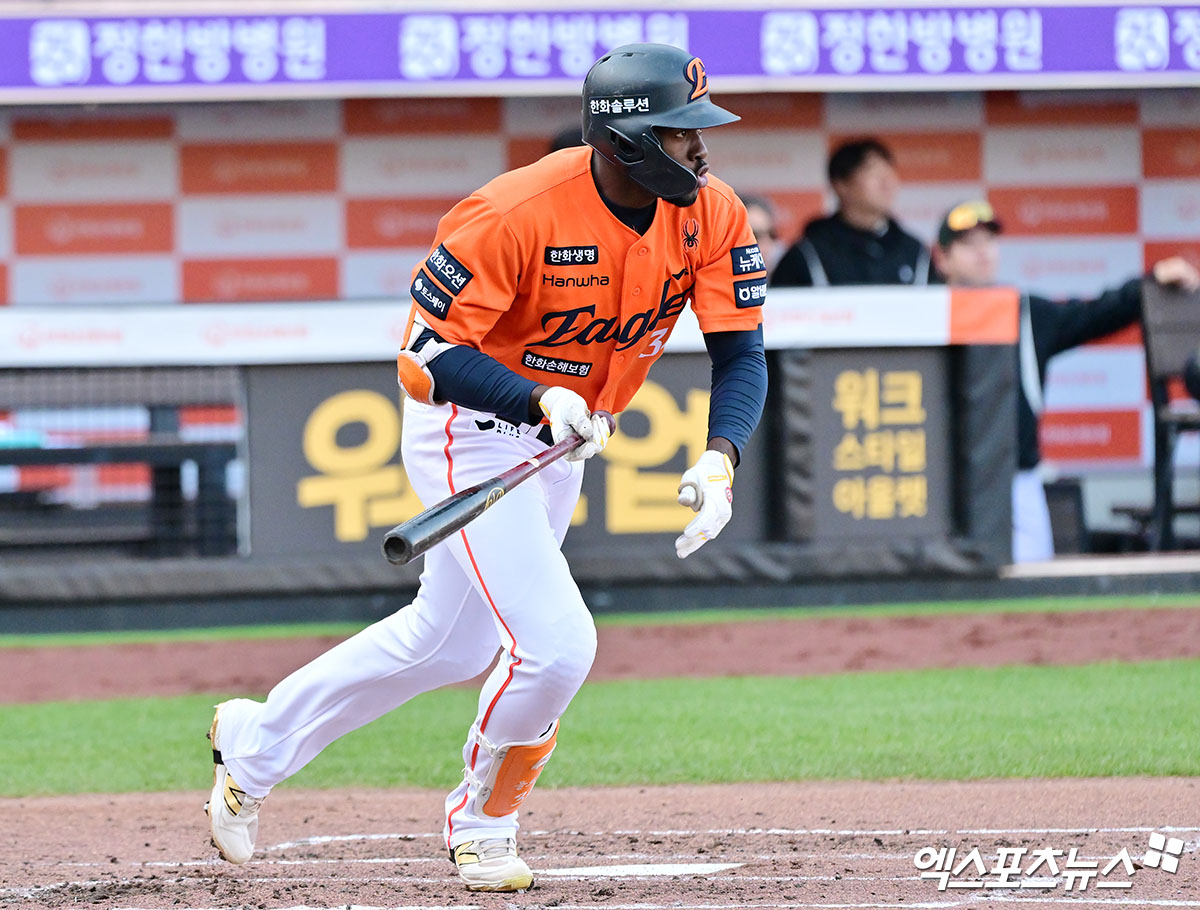 26일 오후 대전 한화생명 볼파크에서 열린 '2025 신한 SOL Bank KBO리그' KT 위즈와 한화 이글스의 경기, 3회말 1사 1,2루 한화 플로리얼이 1타점 적시타를 날리고 있다. 엑스포츠뉴스DB