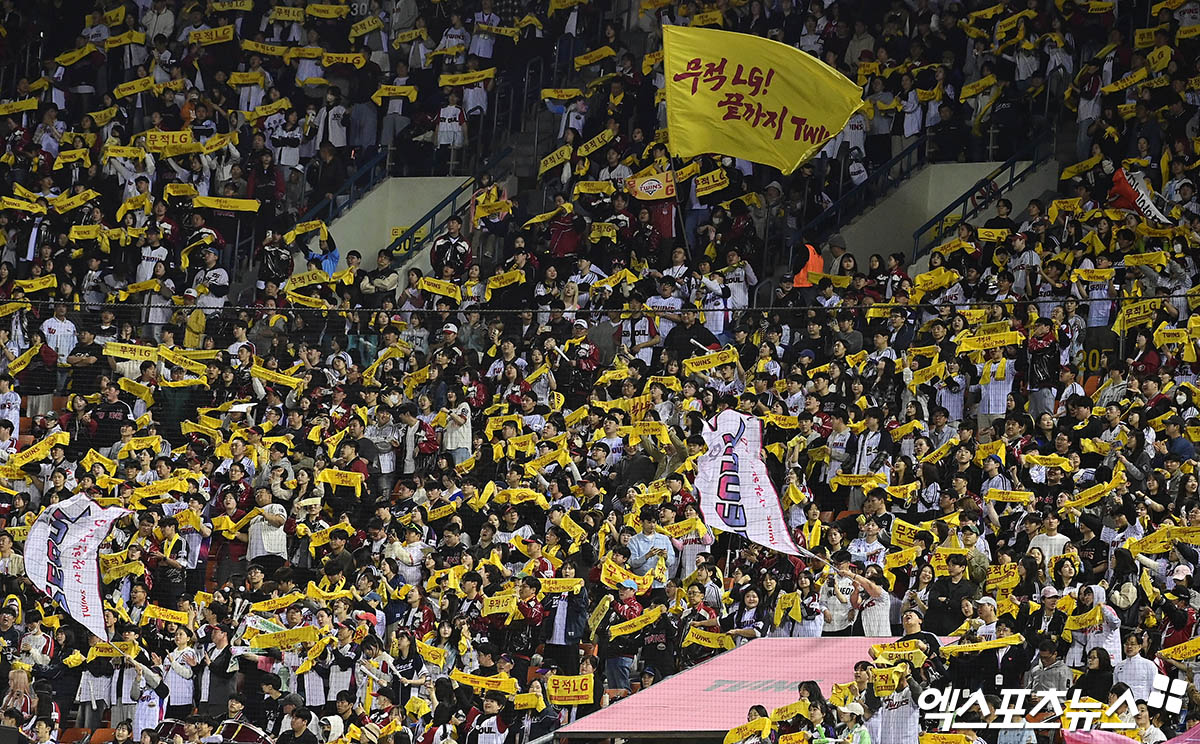 LG 트윈스가 19일 서울 잠실야구장에서 열린 2025 신한 SOL Bank KBO리그 롯데 자이언츠와의 팀 간 10차전에서 경기 개시 22분 후인 오후 6시 22분 2만 3750석이 모두 판매됐다고 밝혔다. 한국 프로 스포츠 사상 최초로 통산 17번째 단일 시즌 100만 관중 동원에 성공했다. 사진 엑스포츠뉴스 DB