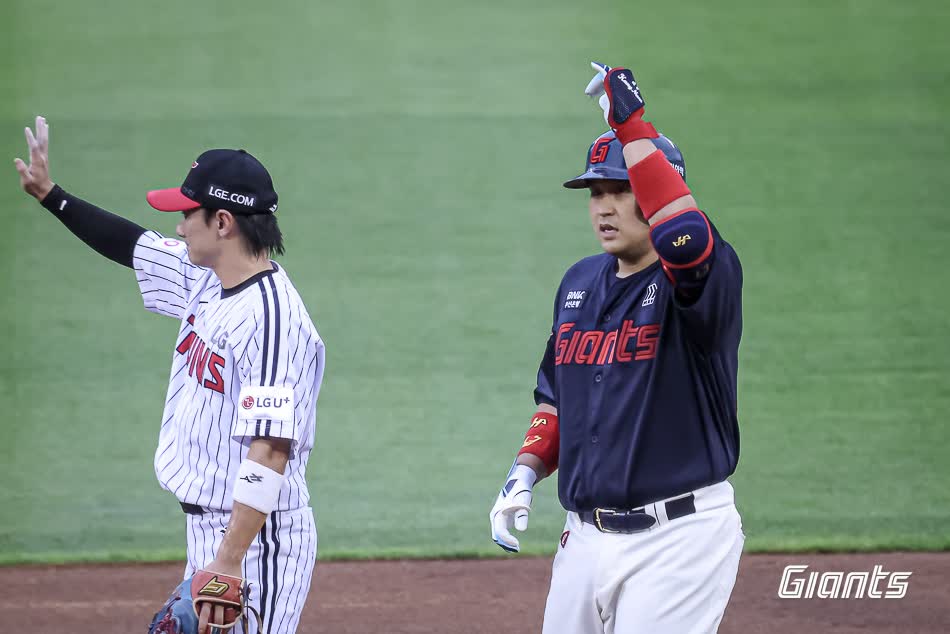 롯데 자이언츠 포수 유강남(오른쪽)이 19일 서울 잠실야구장에서 열린 2025 신한 SOL Bank KBO리그 LG 트윈스와의 팀 간 10차전에서 2안타 2타점을 기록, 팀 승리를 견인했다. 사진 롯데 자이언츠