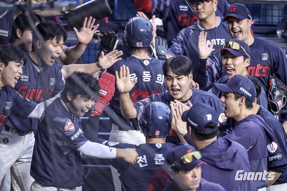 김태형 감독이 이끄는 롯데 자이언츠가 19일 서울 잠실야구장에서 열린 2025 신한 SOL Bank KBO리그 LG 트윈스와의 팀 간 10차전에서 승리를 거두고 2연패 탈출에 성공했다. 사진 롯데 자이언츠