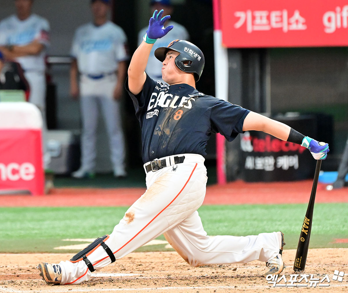 한화는 19일 수원 케이티위즈파크에서 열린 2025 신한 SOL Bank KBO리그 KT 위즈와의 원정경기에서 6-5 강우콜드 승리를 거뒀다. 이날 승리로 한화는 8연승을 질주, 시즌 전적 54승33패2무를 만들었다. 노시환은 결승 홈런을 포함해 2타수 1안타 1볼넷 1타점 1득점을 기록했다. 엑스포츠뉴스DB