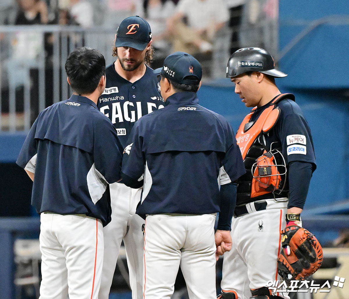 한화는 19일 수원 케이티위즈파크에서 열린 2025 신한 SOL Bank KBO리그 KT 위즈와의 원정경기에서 6-5 강우콜드 승리를 거뒀다. 이날 승리로 한화는 8연승을 질주, 시즌 전적 54승33패2무를 만들었다. 외인 선발 라이언 와이스가 조기 강판됐으나 타선이 터져 이겼다. 엑스포츠뉴스DB