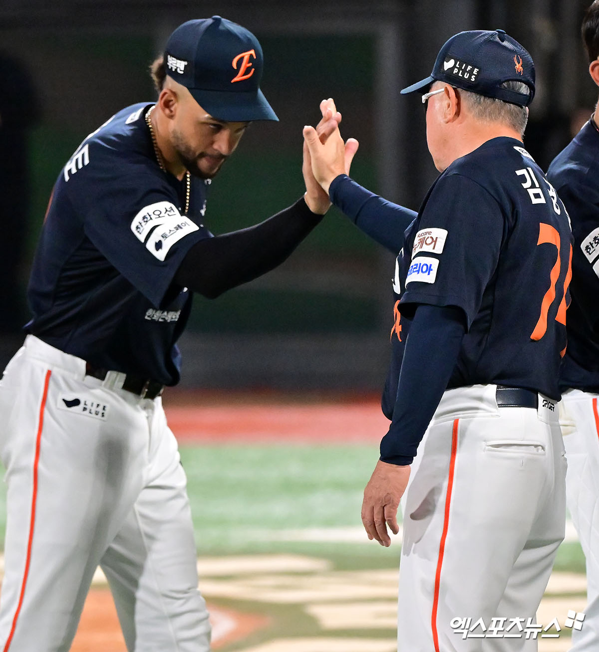 한화는 19일 수원 케이티위즈파크에서 열린 2025 신한 SOL Bank KBO리그 KT 위즈와의 원정경기에서 6-5 강우콜드 승리를 거뒀다. 이날 승리로 한화는 8연승을 질주, 시즌 전적 54승33패2무를 만들었다. 이날 한화와 정규 계약 체결을 발표한 루이스 리베라토는 3안타 2득점으로 자축했다. 엑스포츠뉴스DB